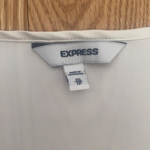 Express V-neck Tee - Picture 2 of 5